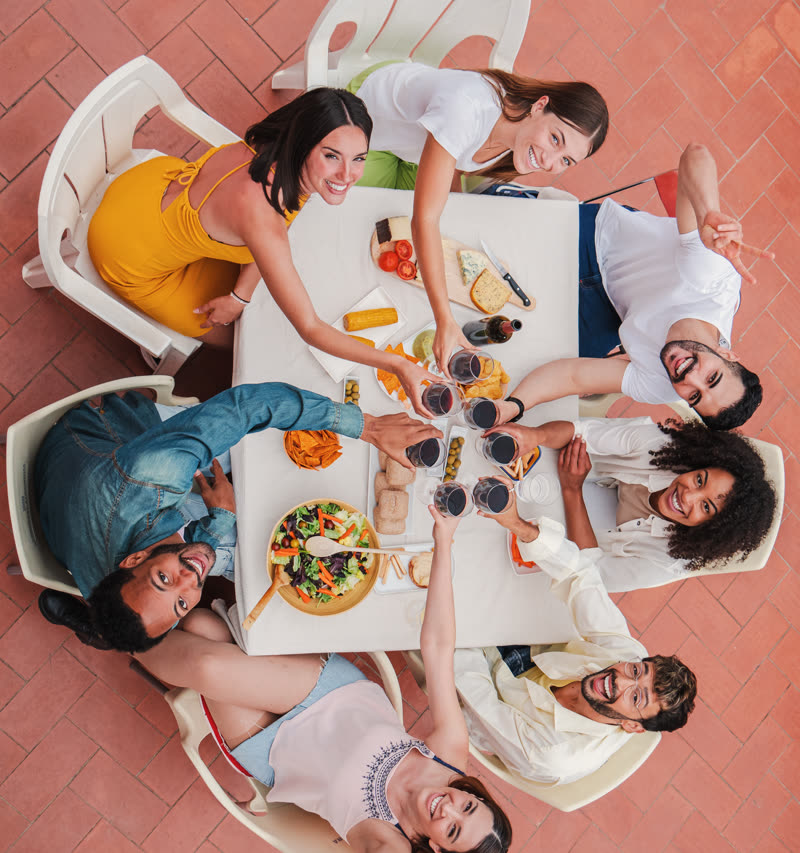 Personas compartiendo una comida alrededor de una mesa